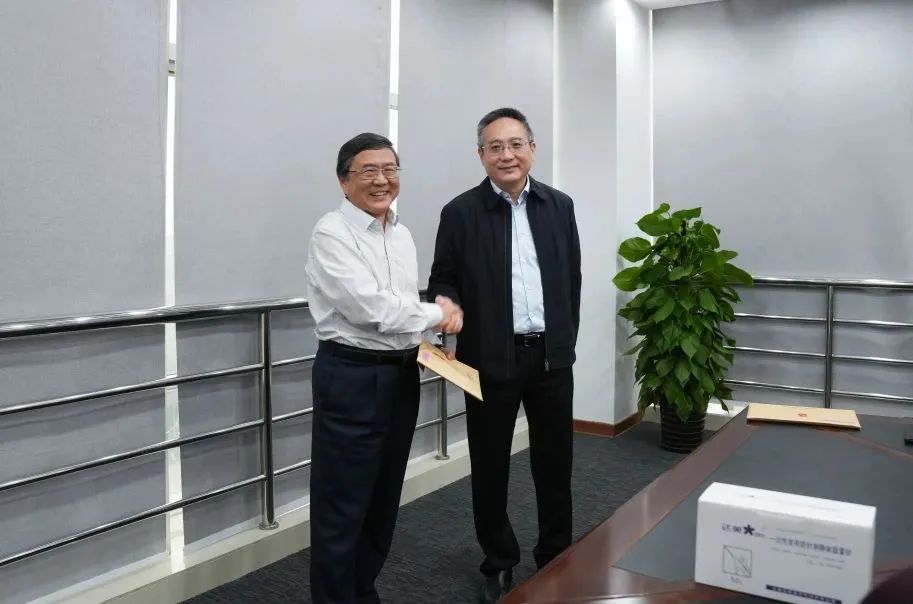 奉贤区人大常委会党组书记、主任张培荣一行莅临上海山美股份开展“优环境、稳经济”大走访大调研